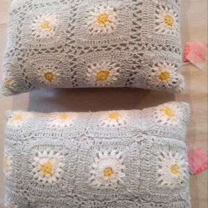 NWt Crochet Daisy🌼Floral Pillows~ Set of 2: Light•Blue, White & Yellow